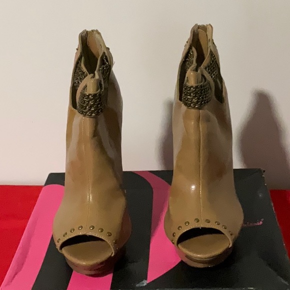 Michael Antonio Woman’s Melody Ankle Boot, Tan - Picture 2 of 6